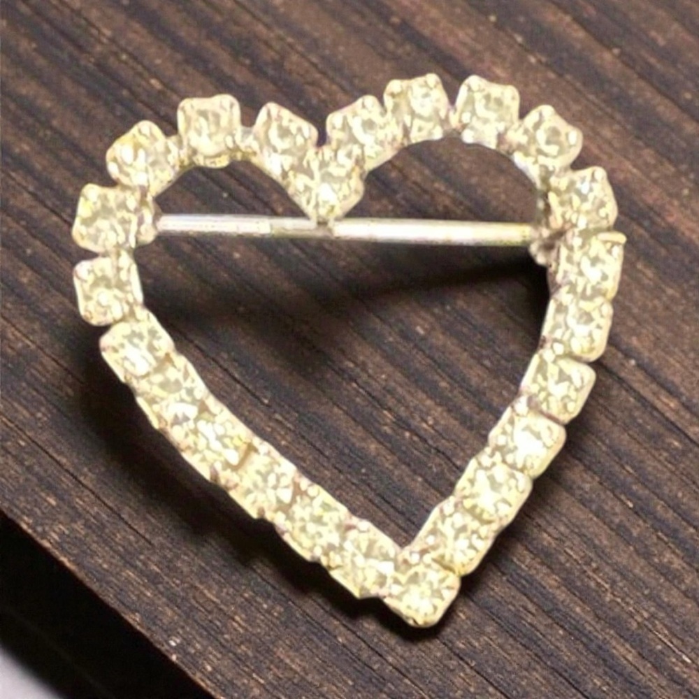 Elegant Vintage Heart-Shaped Crystal Brooch ✨